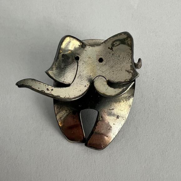 Distressed silver tone elephant pin brooch - Picture 7 of 8